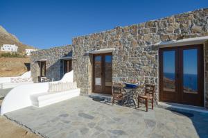 una casa in pietra con vista sull'oceano di Casa Borealis a Naxos Chora