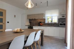 Η κουζίνα ή μικρή κουζίνα στο Apartments Fiora