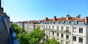 リヨンにあるAppart' Lyonnaisの街の建物の眺め