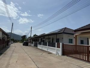 Nespecifikovaný výhled na hory nebo výhled na hory při pohledu z prázdninového domu