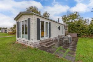 Το κτήριο όπου στεγάζεται  το κάμπινγκ