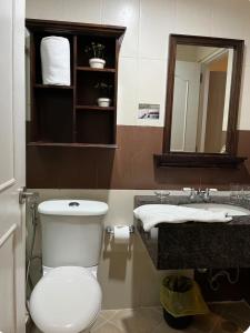 Ένα μπάνιο στο One bedroom at Crosswinds