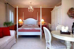 En eller flere senger på et rom på Avra Private Suites