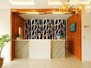 Ο χώρος του λόμπι ή της ρεσεψιόν στο Jinjiang Inn Style Tianjin Wuqing Traditional Chinese Medical Hospital