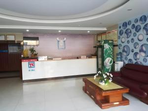Vstupní hala nebo recepce v ubytování PAI Hotels·Zigong Rong County Dafosi South Bus Station