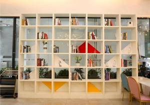 Η βιβλιοθήκη του ξενοδοχείου