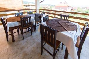 A restaurant or other place to eat at Guest House Ognyanovo