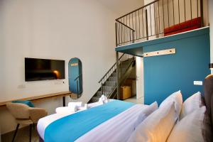 TV a/nebo společenská místnost v ubytování Azura Boutique Hotel