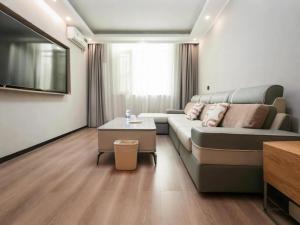 Μια τηλεόραση ή/και κέντρο ψυχαγωγίας στο GreenTree Inn Langfang Sanhe South Yingbin Road Express Hotel