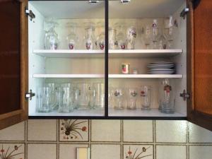 un armario lleno de frascos de vidrio vacíos en Apartment Ana, en Izola 49 fotos más