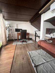 une chambre avec un lit et un bureau avec un ordinateur dans l'établissement My Dream Wedding Apartments, à Nathon Bay