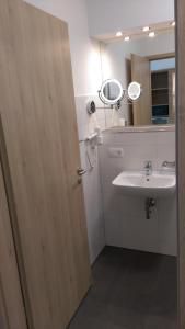 Ett badrum på Gasthaus Pension Rezatgrund