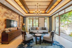 MenghaiAngsana Xishuangbanna的客厅里有一张沙发和一台电视