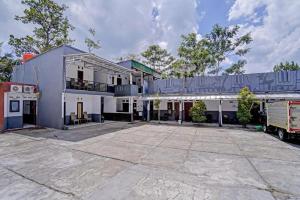 an empty parking lot in front of a building at OYO 90405 Penginapan Sasti Kuningan in Sangkanurip