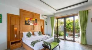 Villa Rama Penida by ABM في Toyapakeh: غرفة نوم بها سرير ونافذة كبيرة +61 صورة