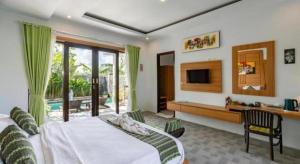 Villa Rama Penida by ABM في Toyapakeh: غرفة نوم بها سرير وتلفزيون