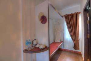 a room with a mirror and a room with a bed at Kravan Siem Reap Boutique Villa in Phumĭ Kruŏs +22 photos