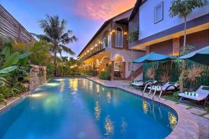 Kravan Siem Reap Boutique Villa في Phumĭ Kruŏs: حمام سباحة أمام منزل