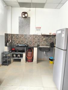 Η κουζίνα ή μικρή κουζίνα στο Yangzom Homez +2 φωτογραφίες