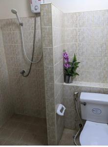 une salle de bain avec douche, WC et plante dans l'établissement My Dream Wedding Apartments, à Nathon Bay 8 autres photos