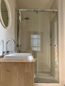 B&B Huis Billiet في بروج: حمام مع حوض ودش