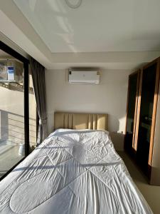 En eller flere senge i et værelse på Hillside-Seashore Space Mai Khao Beach + 2 billeder