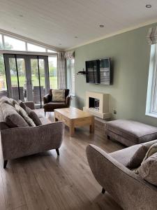 Μια τηλεόραση ή/και κέντρο ψυχαγωγίας στο Primrose 3 bed - Poppy