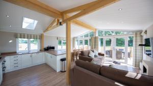 una cucina e un soggiorno con un divano e un tavolo di Primrose 2 bed - Violet a Horham