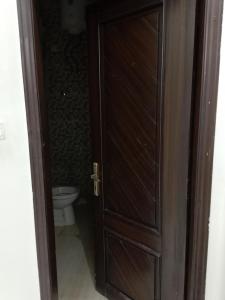 an open door to a bathroom with a toilet at وادي جليل in As Sifyānī