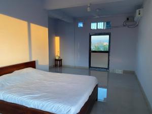 Un pat sau paturi într-o cameră la MV Stay Hub