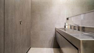 een badkamer met een wastafel en een aanrecht bij Miu Hostel in Tainan