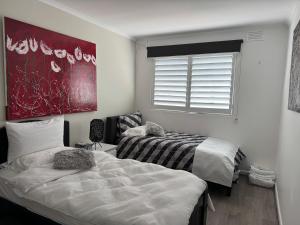 En eller flere senge i et værelse på Kings Cottage + 1 billede