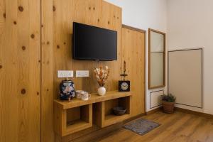 TV a/nebo společenská místnost v ubytování Oslo Mussoorie by Around Stays + 19 fotografií