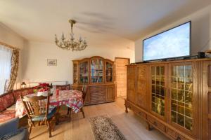 TV a/nebo společenská místnost v ubytování Chalupa v Roprachticích u Vysokého nad Jizerou