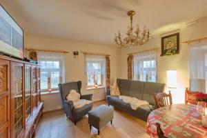 Posezení v ubytování Chalupa v Roprachticích u Vysokého nad Jizerou + 12 fotografií