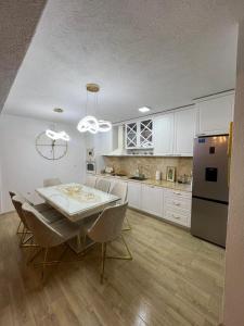 Kuchyň nebo kuchyňský kout v ubytování Prilep luxury home in the city centre