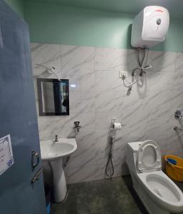 een badkamer met toilet en wastafel bij Sonali Megh in Darjeeling +34 foto's
