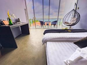 Mazarine Surf Suites- Hiriketiya في Nilwella: غرفة نوم مع سرير وبلكونة مع طاولة وكراسي