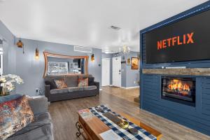 a living room with a tv and a fireplace at New Castles Kings N Queens 14mins to Glenwood Springs in New Castle