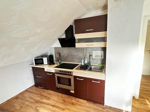 Kuchyň nebo kuchyňský kout v ubytování Ferienwohnung - Losheim am See