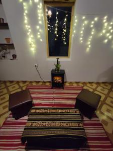 Ein Zimmer mit Teppich, Tisch und Lampen in der Unterkunft Loft acogedor in Ollantaytambo