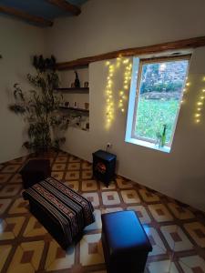 ein Wohnzimmer mit einer Couch und einem Fenster in der Unterkunft Loft acogedor in Ollantaytambo