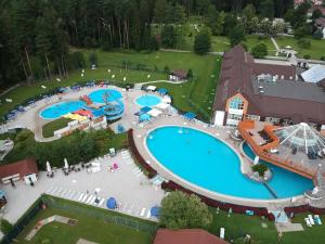 una vista aérea de una piscina en un resort en Apartma Roglina, en Zreče