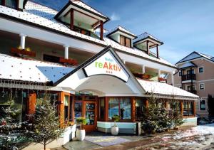 Un hotel con un cartel en la entrada. en Apartma Roglina, en Zreče