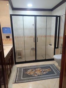 Et badeværelse på Gürpınar Havuzlu Villa + 18 billeder