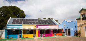 ストームス・リバーにあるStorms River Self Catering Apartmentsの屋根に太陽光パネルを敷いた家 +93枚の写真