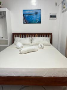 ゼネラル・ルナにあるJmt Star's Innのベッド(白いシーツ、枕付)