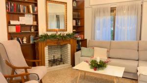 un soggiorno con divano e camino di Villa Bobal a Requena