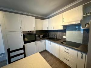 コクセッドにあるStudio Vriedom aan zeeの白いキッチン(白いキャビネット、シンク付)