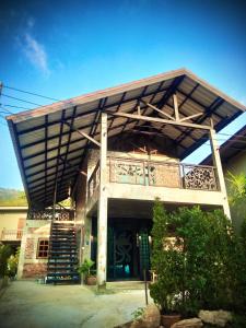 Bygningen som villaen ligger i + 14 billeder